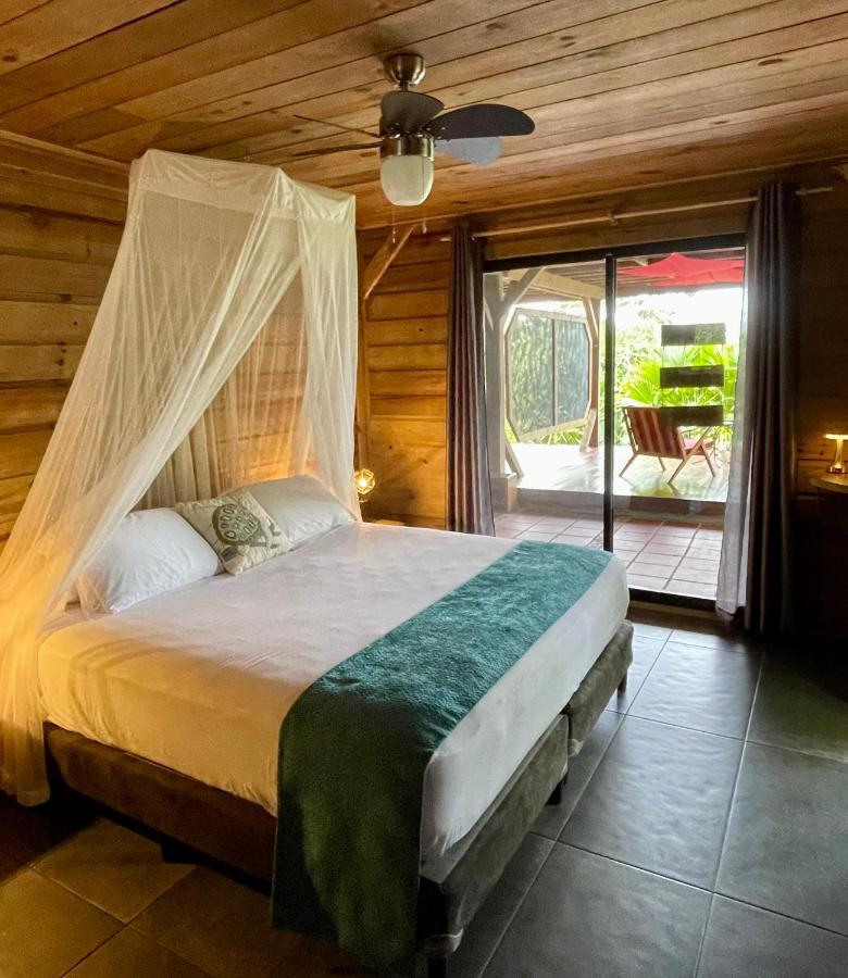 Eden Jungle Lodge โบกัสทาวน์ ภายนอก รูปภาพ